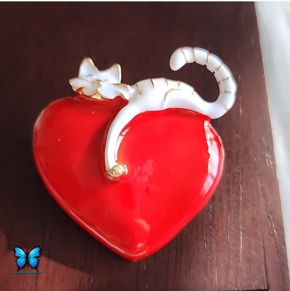 LAZY White Stripe Cat Loving Heart Brooch
